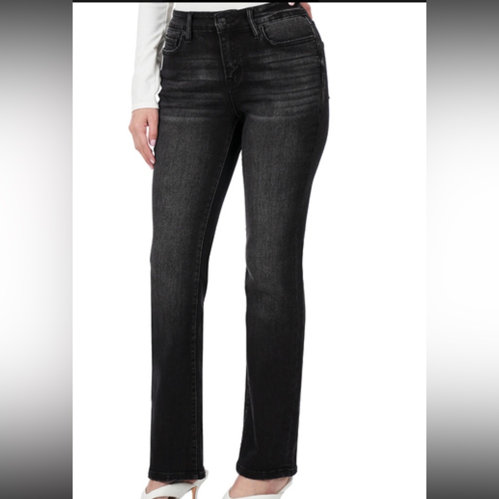 ⭐️ NWT - Zenana - Mid-Rise washed Black Straight Jeans - Womans 24/0